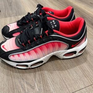 Nike Women's Black and Red Sneakers